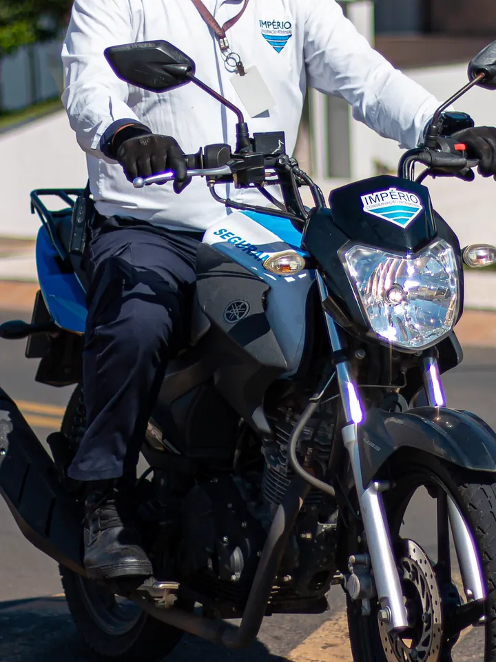 Colaborador da Império fazendo ronda de moto